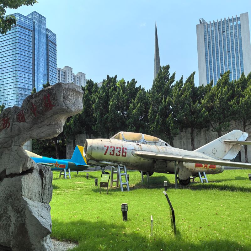 圖為隊(duì)員參觀國(guó)防園