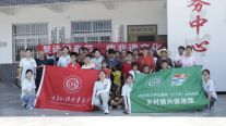 圖片包含 建筑, 男人, 女人, 人們描述已自動生成
